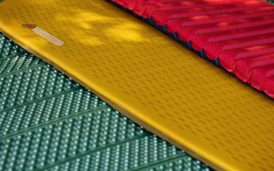 Mata samopompująca na wygodny sen pod namiotem