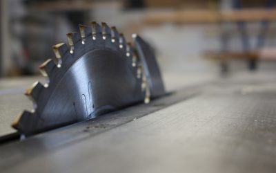 Jak wybrać pilarkę ukosową z posuwem?