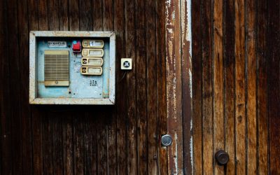 Domofony do bloku – 5 istotnych powodów ich instalacji. Sprawdź!