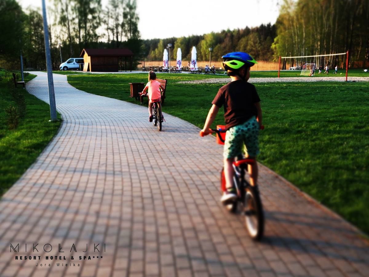 dzieci na rowerach