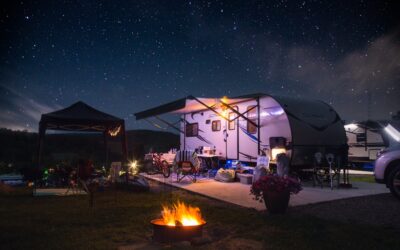 Praktyczne akcesoria w podróży kamperem, które ułatwiają życie na drodze