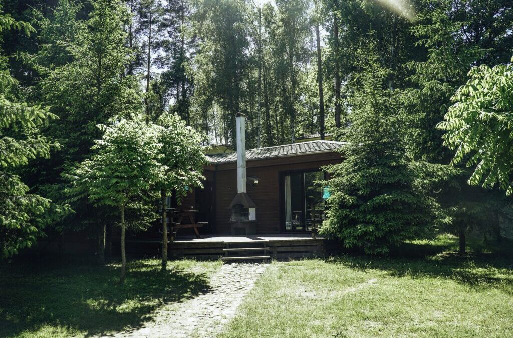 Jesień nad jeziorem Łagowskim – piękniejsza niż lato? Domki, cisza i kolory natury