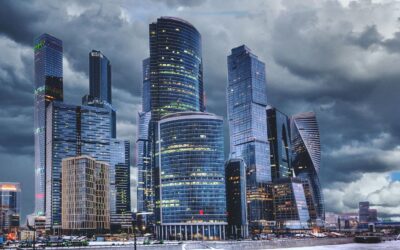 Kiedy warto zainwestować w angielski specjalistyczny w firmie, a kiedy wystarczy ogólny