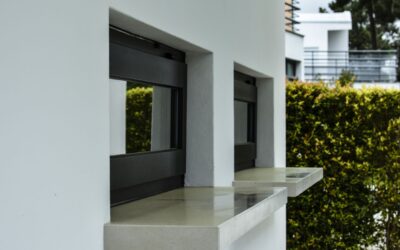 Parapety zewnętrzne z kamienia – trwałość, elegancja i ponadczasowy wygląd elewacji