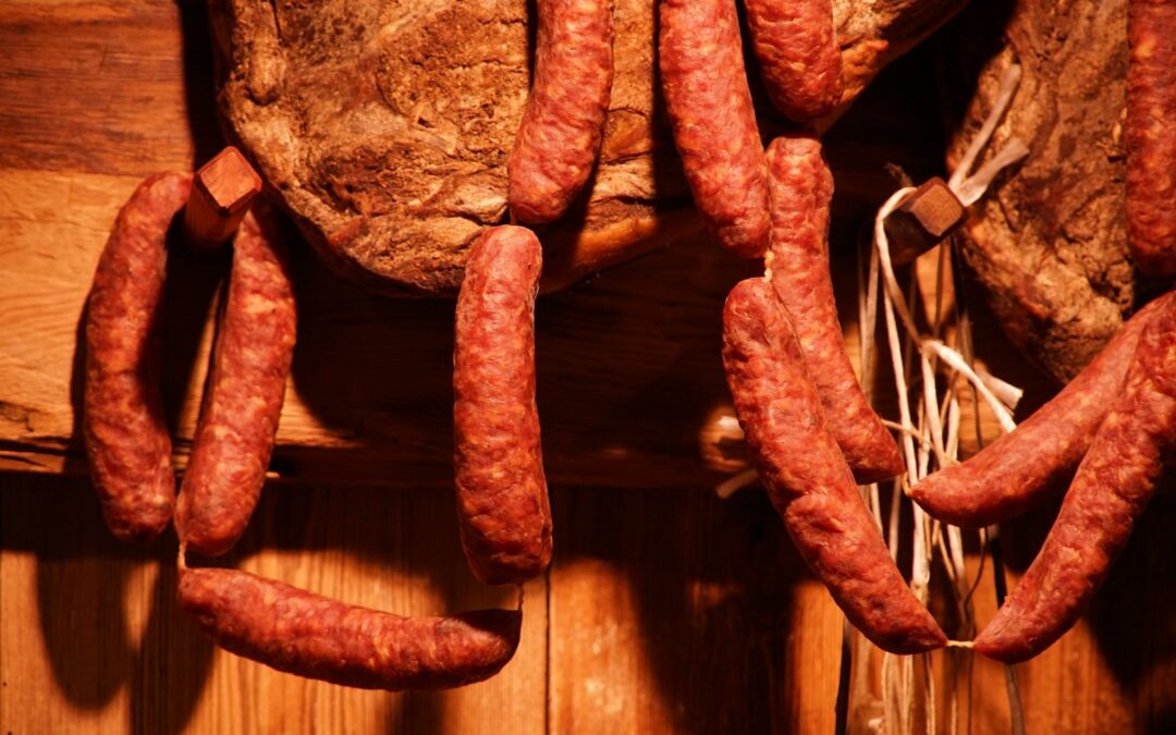 Drewniana wędzarnia na lata: 5 cech dobrego sprzętu