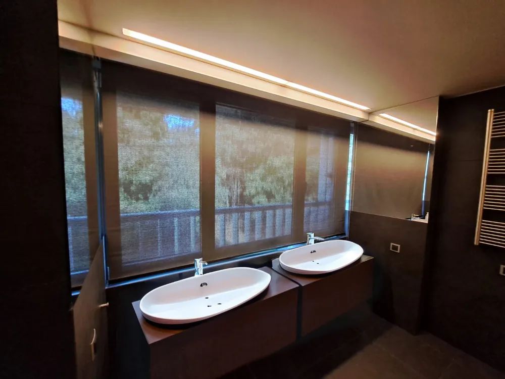 rolety wewnętrzne w łazience