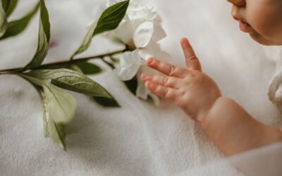 Jak elegancko podarować pieniądze na chrzest? Pomysły na prezent z pamiątkowym charakterem