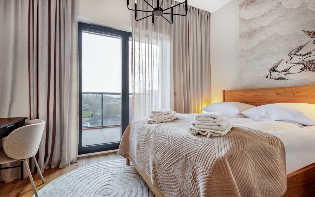 Apartament nad morzem z basenem – idealna opcja na kapryśną pogodę