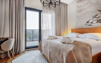 Apartament nad morzem z basenem – idealna opcja na kapryśną pogodę
