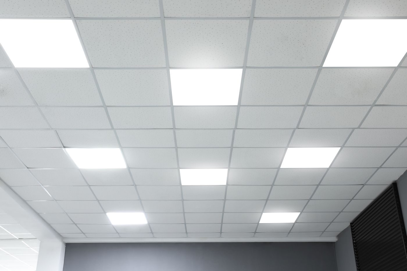 Panel LED zastępujący tradycyjne oświetlenie jako przykład zwiększenia efektywności energetycznej w obiekcie handlowym
